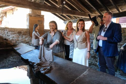 Buruaga entrega a Bárcena Mayor el título de Pueblo de Cantabria